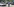 Autos neben einem Mensch auf einen Fahrrad