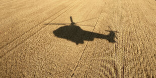 Hubschrauber-Schatten auf Weizenfeld.