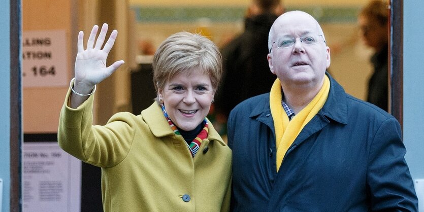 Nicola Sturgeon und ihr Ehemann Peter Murrell winken den Kameras