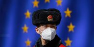 Ein chinesischer Sicherheitsmann vor dem Logo der EU