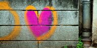 Ein Herz-Graffiti an einer Hauswand