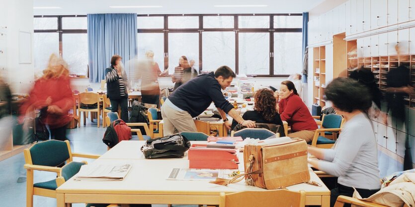 Volles Lehrerzimmer: während der Pause halten sich viele Lehrkräfte hier auf.