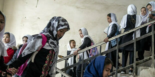 Mädchen im Treppenhaus einer Schule in Kabul