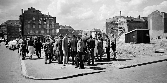 Straßenszene in München, historische Aufnahme