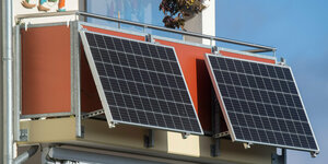 Das Foto zeigt Solarpanele an einem Wohnungsbalkon, sogenannte Balkonkraftwerke.