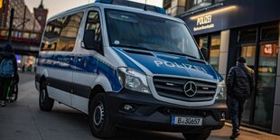 Polizeifahrzeug an der Wache am Alexanderplatz, Abendstimmung mit Sonnenuntergang Berlin Mitte.