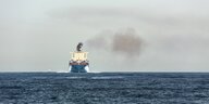 Containerschiff mit Emissionen