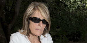 Die Autorin Joy Williams trägt eine Sonnenbrille