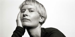 Die Autorin Jenny Hval stützt ihre Hand an der Wange ab