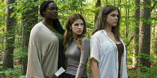 Sophie (Wunmi Mosaku), Alice (Anna Kendrick) und Tess (Kaniethiio Horn) im Wald, Alice hält eine Axt