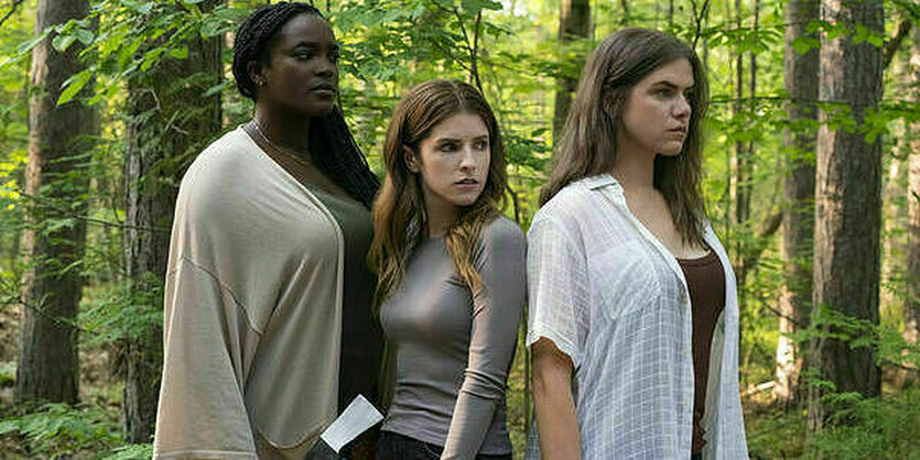 Sophie (Wunmi Mosaku), Alice (Anna Kendrick) und Tess (Kaniethiio Horn) im Wald, Alice hält eine Axt