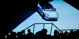 3D-Animation eines Elektroautos vor Publikum