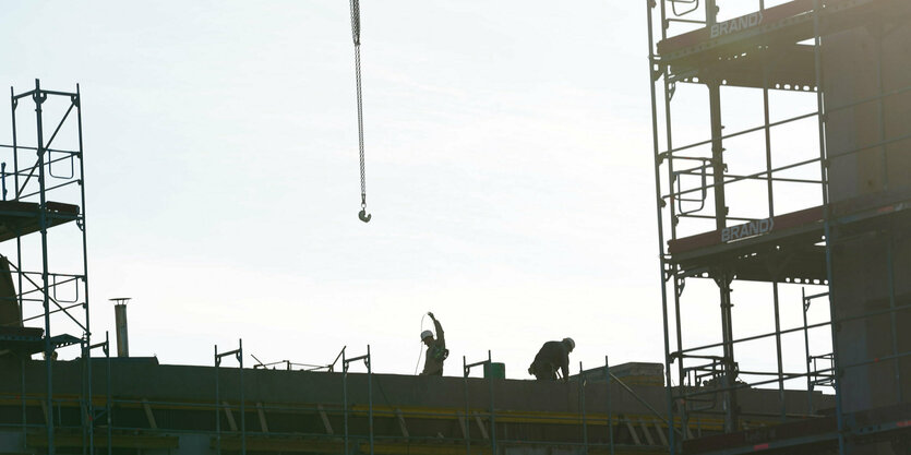 Bauarbeiter arbeiten auf einer Wohnungsbaustelle