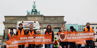 Aktivisten vor Brandenburger Tor, Aufschrift auf den Transparenten: „Mehr Demokratie: Gesellschaftsrat jetzt!“ und „Letzte Generation vor den Kipppunkten“