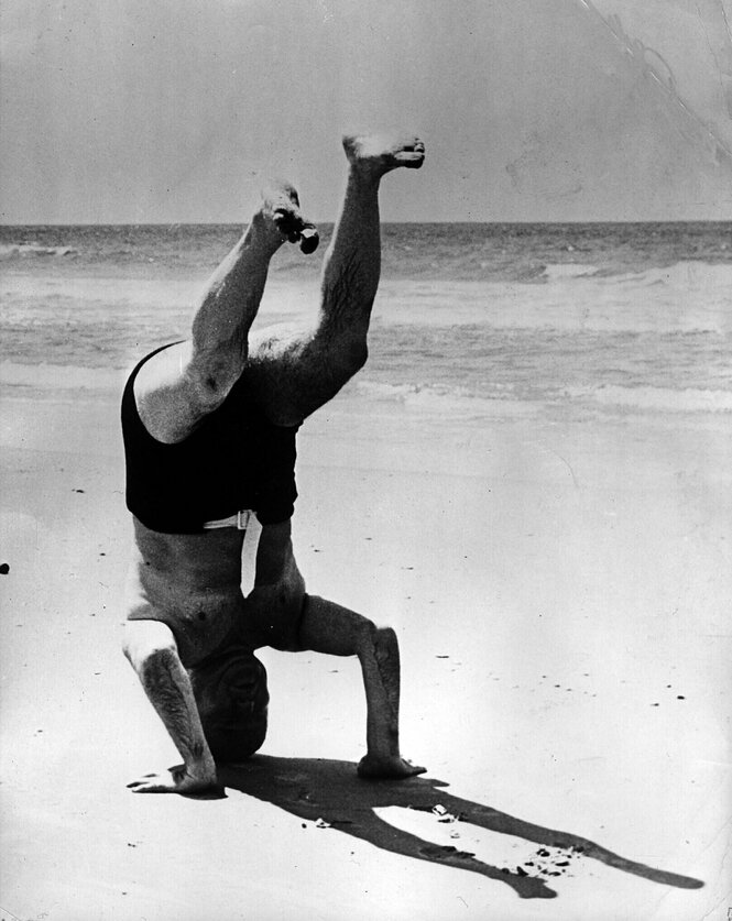 Ben Gurion macht einen Handstand an einem Strand