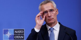 Stoltenberg fasst sich an die Brille