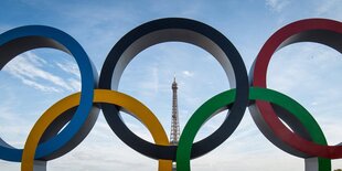 Olympische Ringe vor dem Eiffelturm in Paris