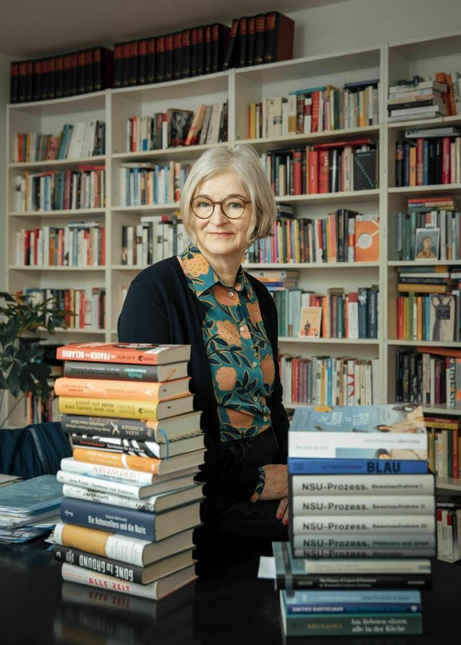 Barbara Wenner steht am Tisch hinter einem Stapel Bücher