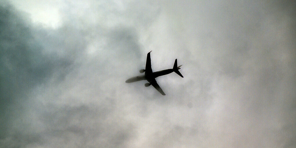 Ein Flugzeug am Himmel