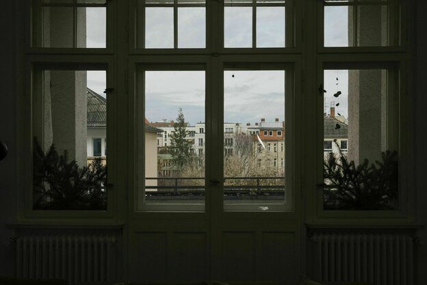 Blick aus einem großen Altbaufenster auf die gegenüberliegenden Häuser