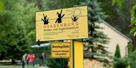 Ein gelbes Schild weist vor dem Gelände darauf hin, hier ist die Haasenburg - Kinder und Jugendzentrum und für Unbefugte Zutritt verboten