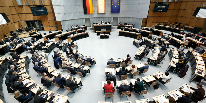 Das Foto zeigt den Plenarsaal des Berliner Abgeordnetenhauses.