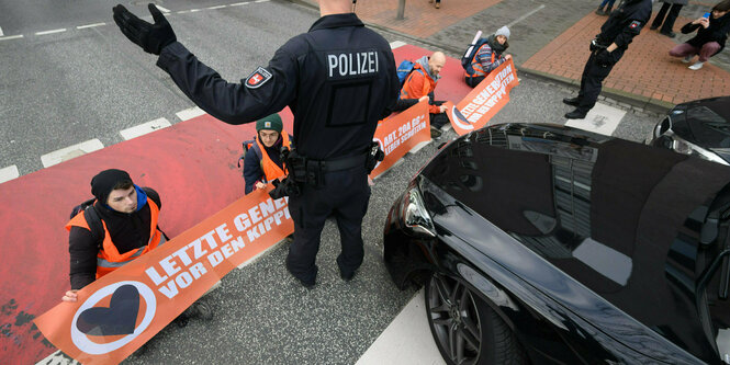 Niedersachsen, Hannover: Aktivisten der Gruppierung ·Letzte Generation· blockieren auf der Hildesheimer Straße am Aegidientorplatz den Verkehr