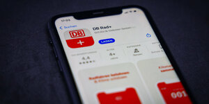 Smartphone zeigt App "DB Rad+"