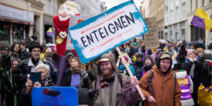 Mehrere hundert Menschen protestieren mit einer Demonstration unter dem Motto "Karneval der Enteignung - Mit Pauken und Trompeten wird die Immobilienlobby aus der Stadt gebeten" für die Umsetzung des Volksentscheids "Deutsche Wohnen & Co. enteignen" zur Vergesellschaftung von privaten Wohnungsgesellschaften, die mehr als 3000 Wohnungen besitzen.