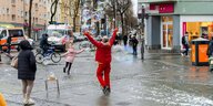 Mann macht große Seifenblasen auf Fußgängerzone