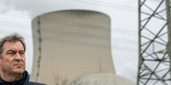 Ein Mann mit versonnenem Blick vor Kraftwerks-Kühlturm: Bayerns Ministerpräsident Söder besucht das AKW Isar 2