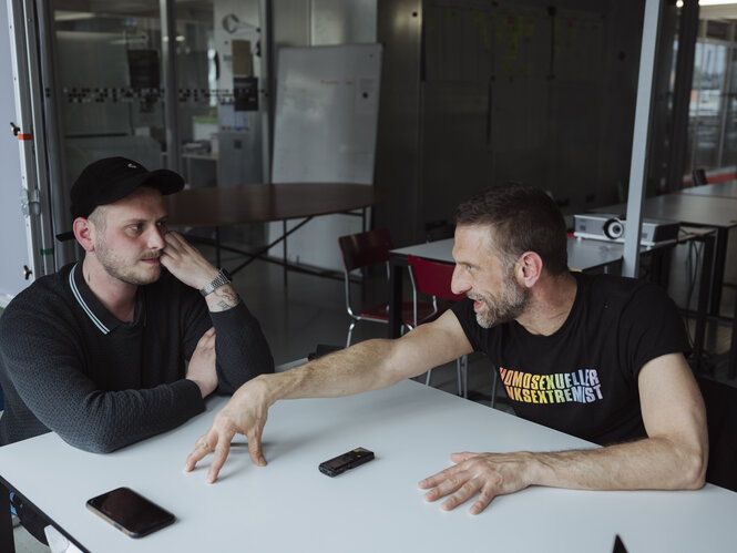 Tadzio Müller und Janus Petznik beim "solidarischen Streitgespräch" in der taz.