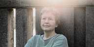 Porträt der Autorin Ulrike Draesner, an eine Balustrade gelehnt