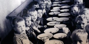 Ein undatiertes Foto zeigt an einem Esstisch sitzende Kinder in der Colonia Dignidad