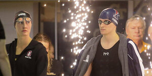Zwei Schwimmerinnen, eine von ihnen ist Lia Thomas, vor ihrem Start