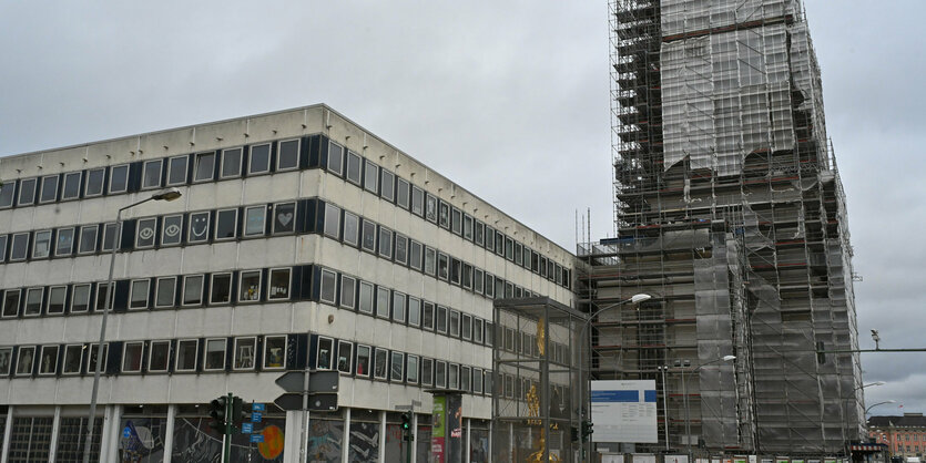 Das Bild zeigt den fast wiederaufgebauten Turm der Garnisonkirche und daneben den Plattenbau