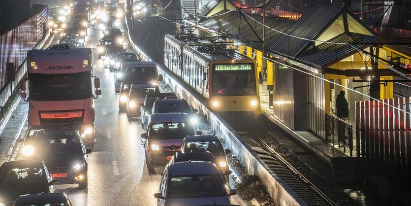 Dichter Autoverkehr auf nächtlicher Straße