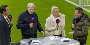 Oliver Kahn, Lothar Matthäus im Gespräch am TV-Expertentisch mit zwei weiteren Personen