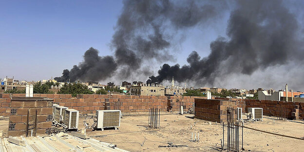 Schwarze Rauchschwaden über dem Häusermeer von Khartum. Die Aufnahme ist von einer Dachterrasse aus gemacht worden