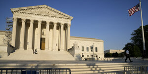 Eine US-Nationalflagge weht am Obersten Gerichtshof der USA