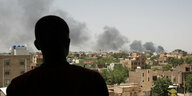 Rauch hängt über Khartum