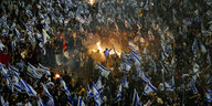 Israelis, die gegen Netanjahus Justizreform protestieren, errichten Lagerfeuer und blockieren eine Autobahn während einer Demonstration