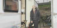 Lothar Frank mit Hund vor seinem Wohnwagen