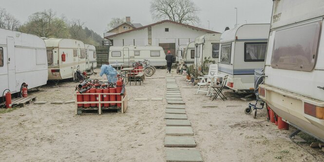 In der Mitte des Wagenparks ist Platz zum Sitzen und für viele Feuerlöscher