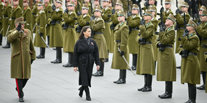Ungarns Staatspräsidentin bei einer Militärparade