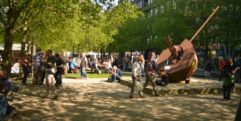 Park im Sonnenschein mit vielen Menschen