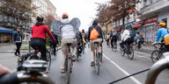Fahrradfahrer auf Fahrraddemo am 1. Mai 2022