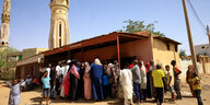 Menschen in Khartum versammeln sich an einer Brotvergabestelle