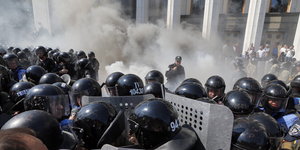 Schwere Zusammenstöße zwischen Demonstranten und Sicherheitskräften am Montag Nachmittag vor dem Parlament in Kiew.