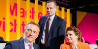 Christian Lindner gemeinsam mit Volker Wissing und Nicola Beer auf dem FDP-Parteitag Berlin. Die befinden sich vor einer bunten Leinwand
